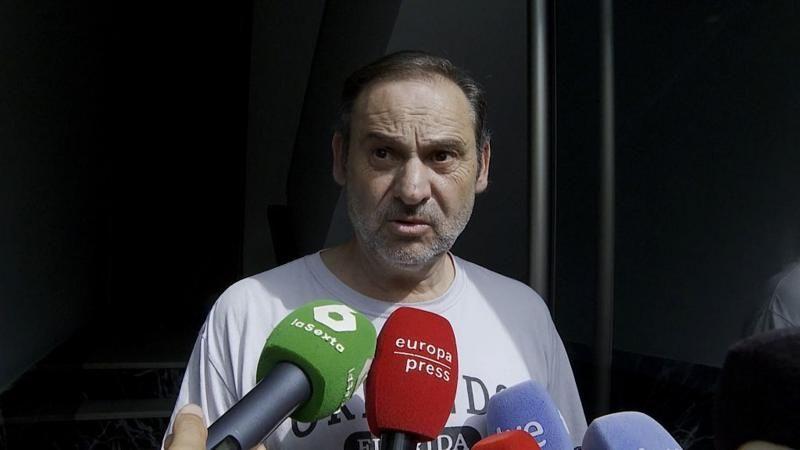 Ex-ministro espanhol José Luis Ábalos, em frente aos microfones de diversos órgãos de imprensa