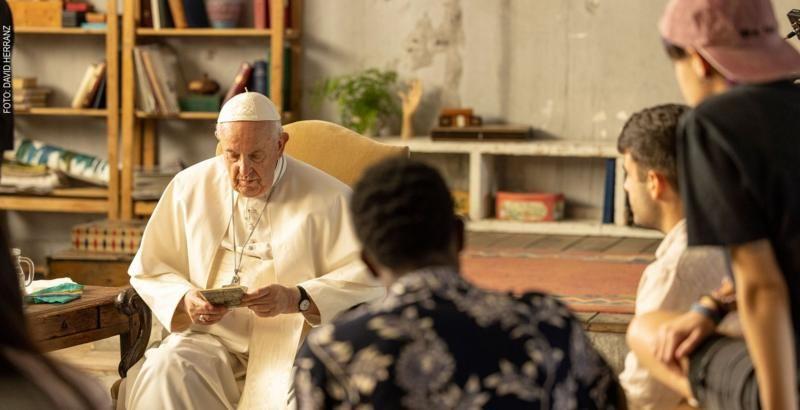 Papa Francisco lê a carta enviada por ele próprio aos pais de Juan Cuatrecasas durante o documentário 'Amém: Perguntando ao Papa'