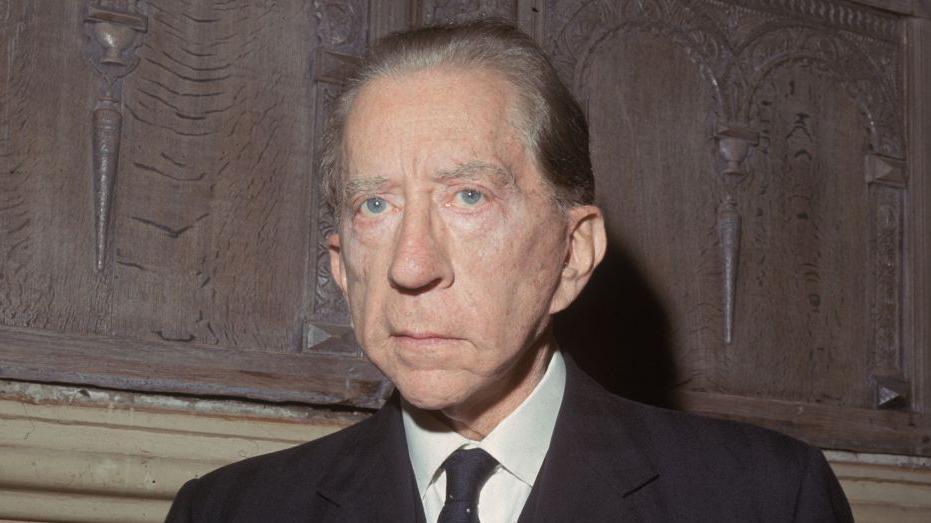 El estadounidense J. Paul Getty (1892-1976) en una de sus mansiones