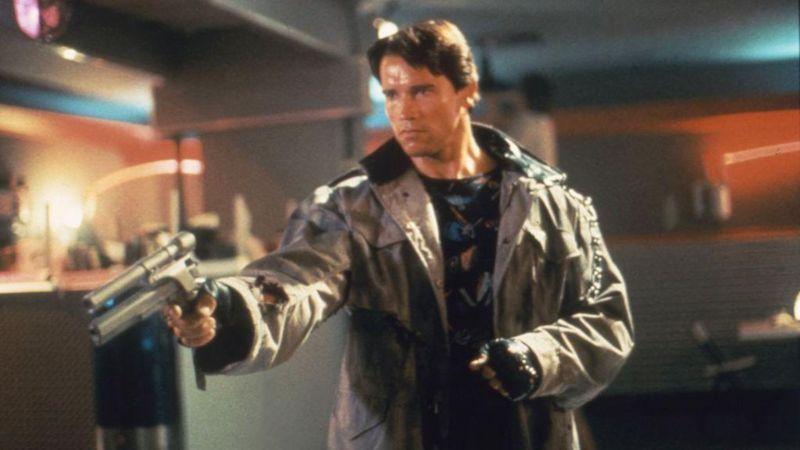 Arnold Schwarzenegger aponta uma arma no filme O Exterminador do Futuro