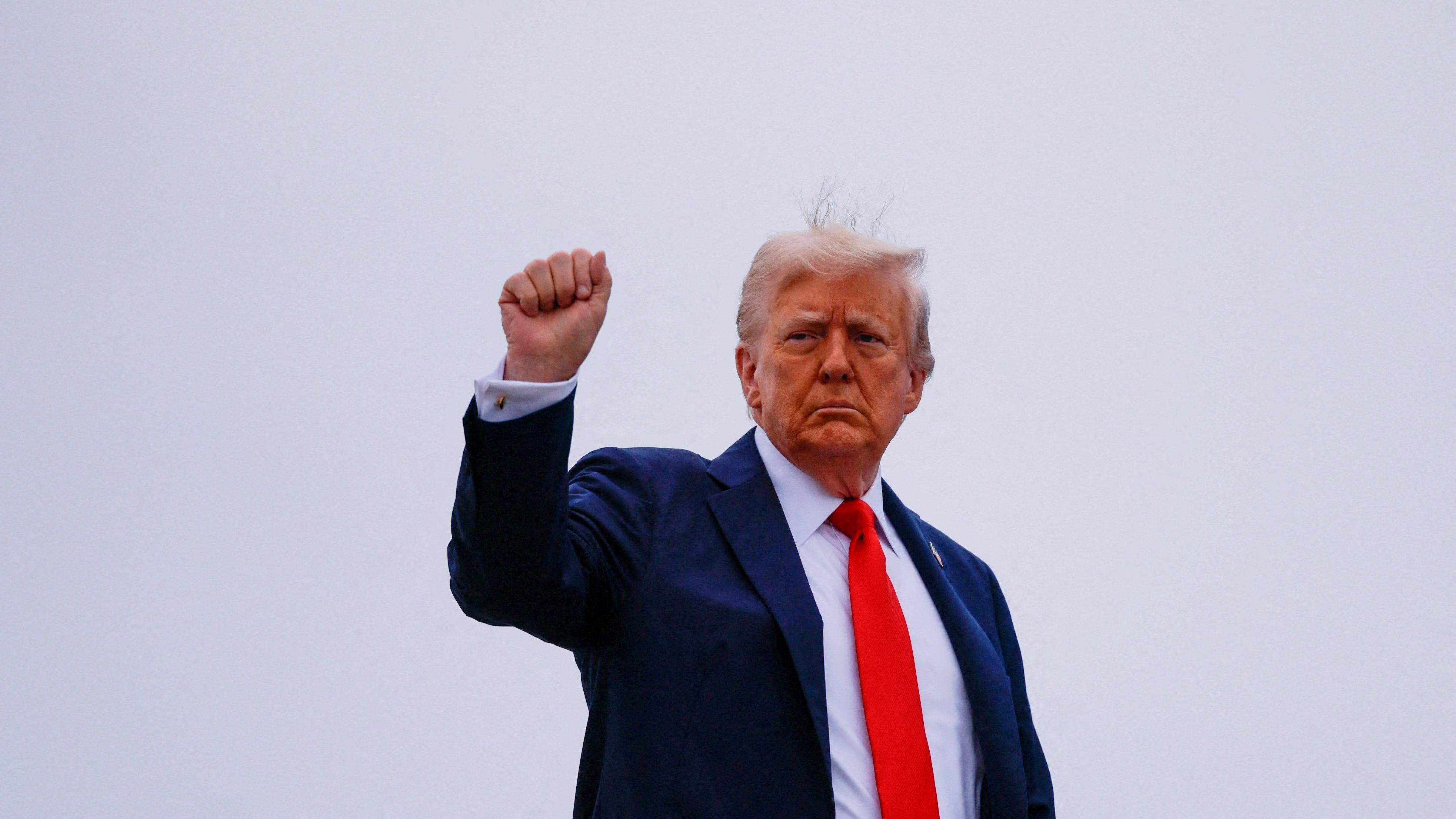 Donald Trump com a mão em punho.