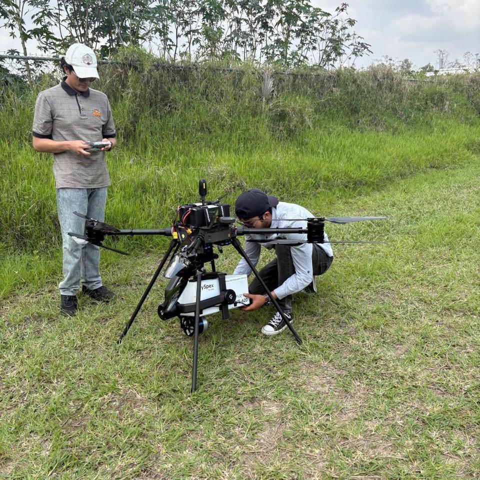Investigadores trabalhando com drones