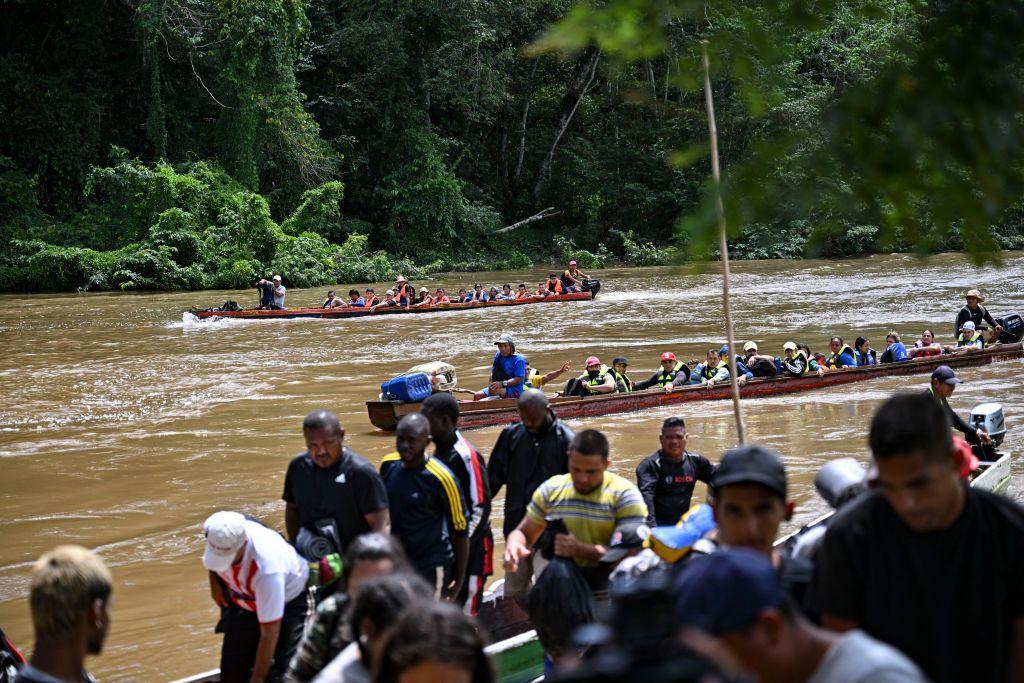 Migrantes en un río en la selva del Darién