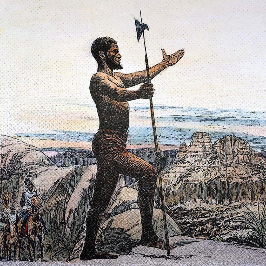 Ilustración histórica de una persona de pie sobre una roca, sosteniendo una lanza y extendiendo un brazo, con un paisaje montañoso al fondo y jinetes en la distancia.