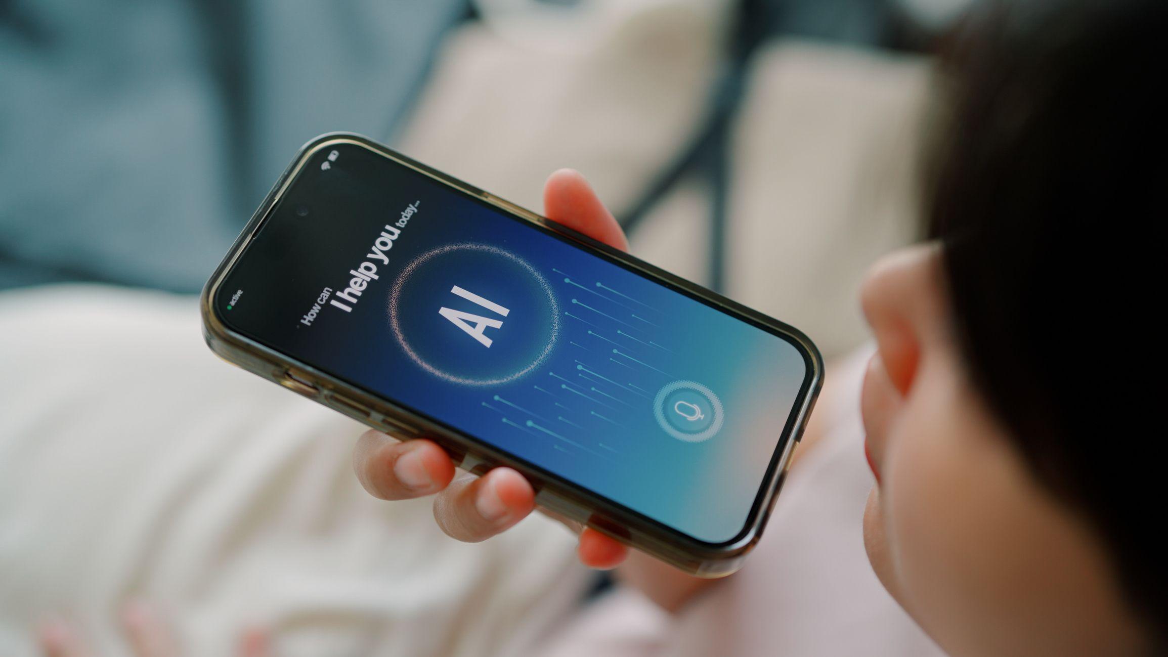 Pessoa falando com um chatbot de IA em um telefone celular