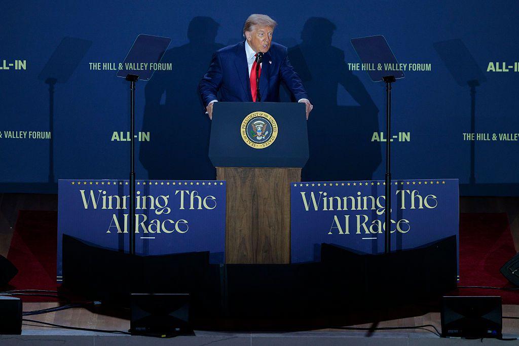 2025 年 7 月 23 日，美國總統唐納德-特朗普（Donald Trump）在由 All-In Podcast 和 Hill & Valley Forum 主辦的 「贏得人工智能競賽 」峰會上發言。
