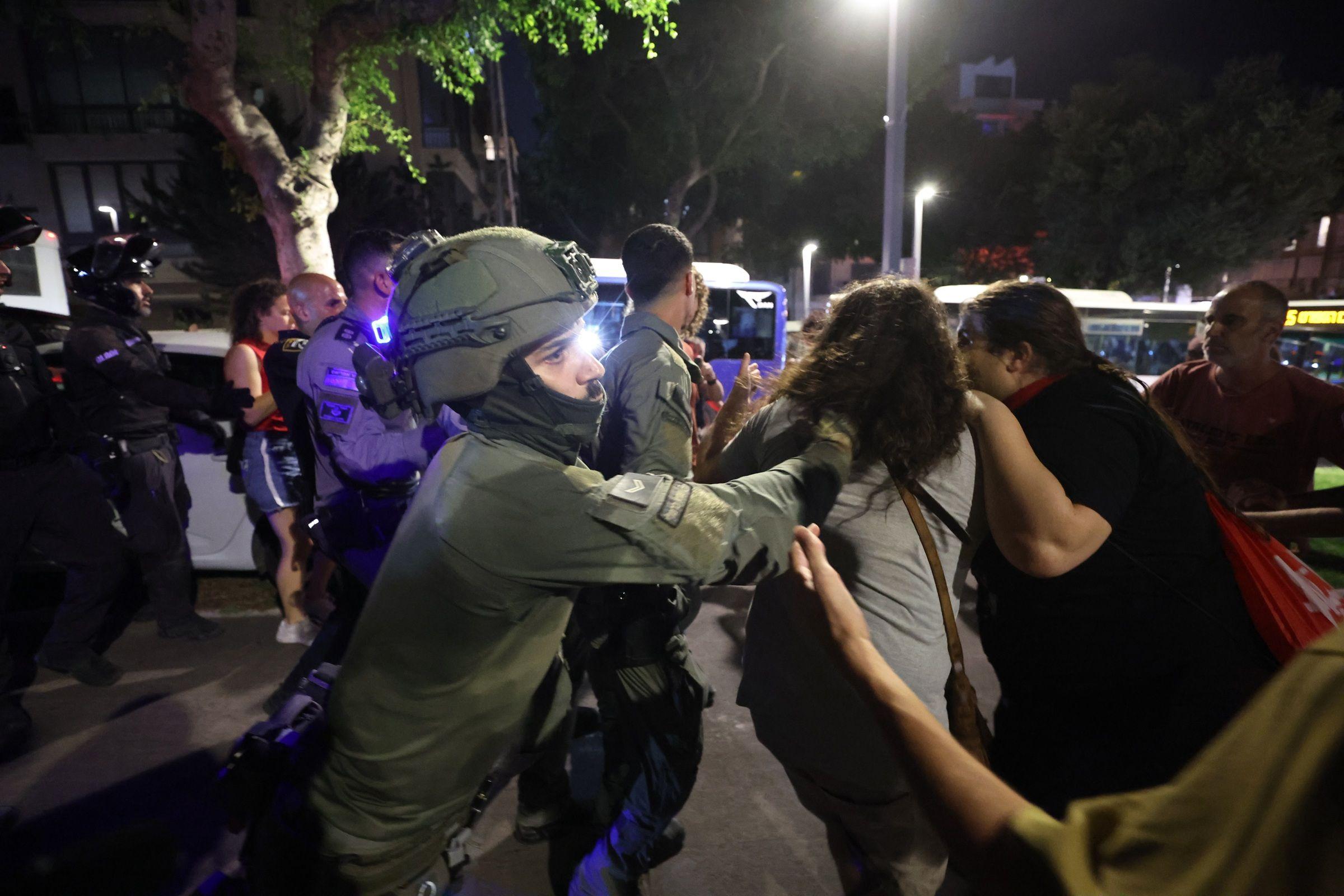 اعتقلت الشرطة الإسرائيلية متظاهرين خلال إضراب عام في تل أبيب، حيث أفادت التقارير بمشاركة ٢٢٠ ألف شخص في إسرائيل يوم 17 أغسطس/آب 2025. أغلق آلاف الإسرائيليين الطرق السريعة في عدة مدن للضغط على حكومة بنيامين نتنياهو للتوصل إلى صفقة تبادل أسرى مع الفلسطينيين وإنهاء حربها المستمرة في غزة. (تصوير: سعيد قاق/الأناضول عبر صور جيتي)