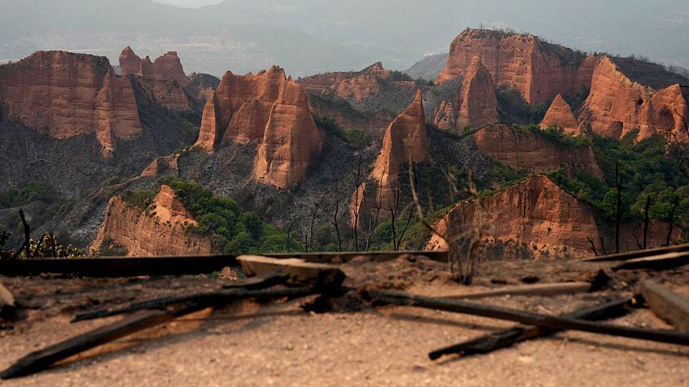 Un helicóptero contra incendios en Las Médulas.