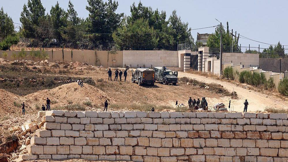 ثلاث عائلات فلسطينية “تحت حصار مستوطنين إسرائيليين” بالضفة الغربية المحتلة
