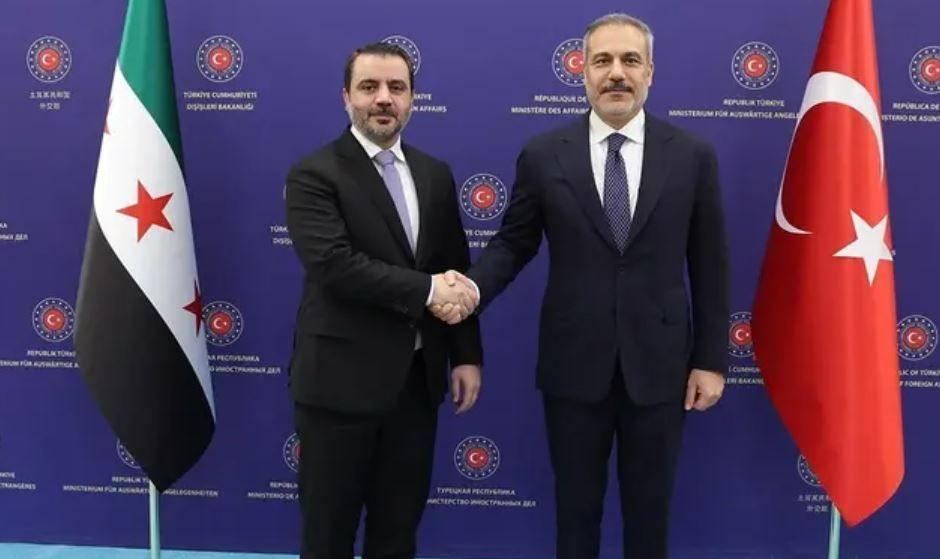 وزير الخارجية التركي حقان فيدان ووزير الخارجية السوري أسعد الشيباني في أنقرة في 8 أكتوبر 2025، أثناء زيارة الأخير إلى أنقرة لبحث العلاقات المشتركة بين البلدين.