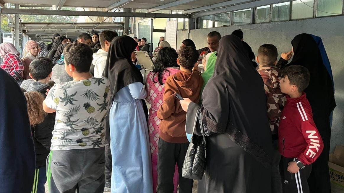 حشد من الناس داخل مطبخ لتوزيع الطعام في بيروت (04/03/2026).