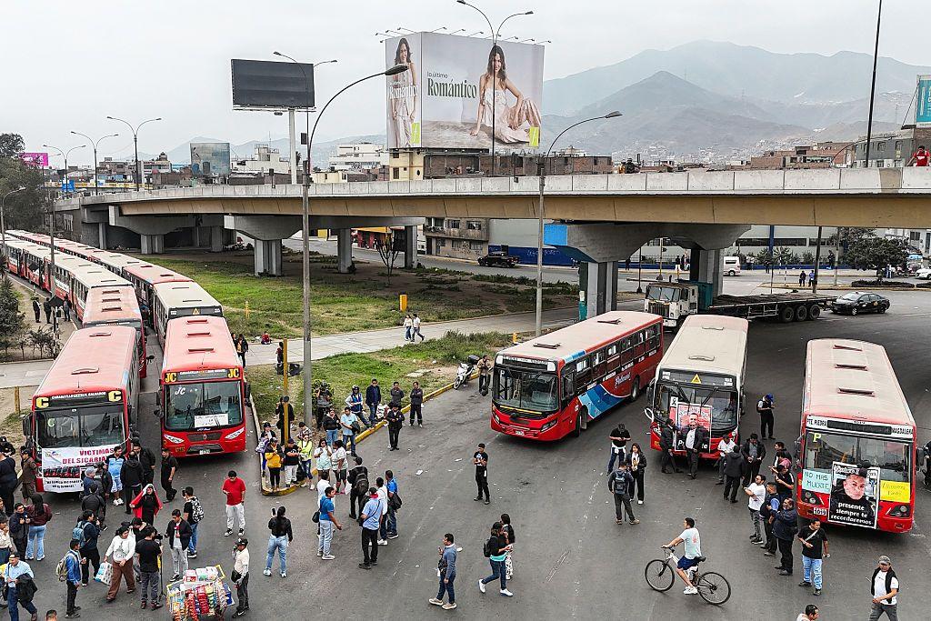 Un grupo de autobuses bloqueando una autopista en Lima, a principios de octubre de 2025.