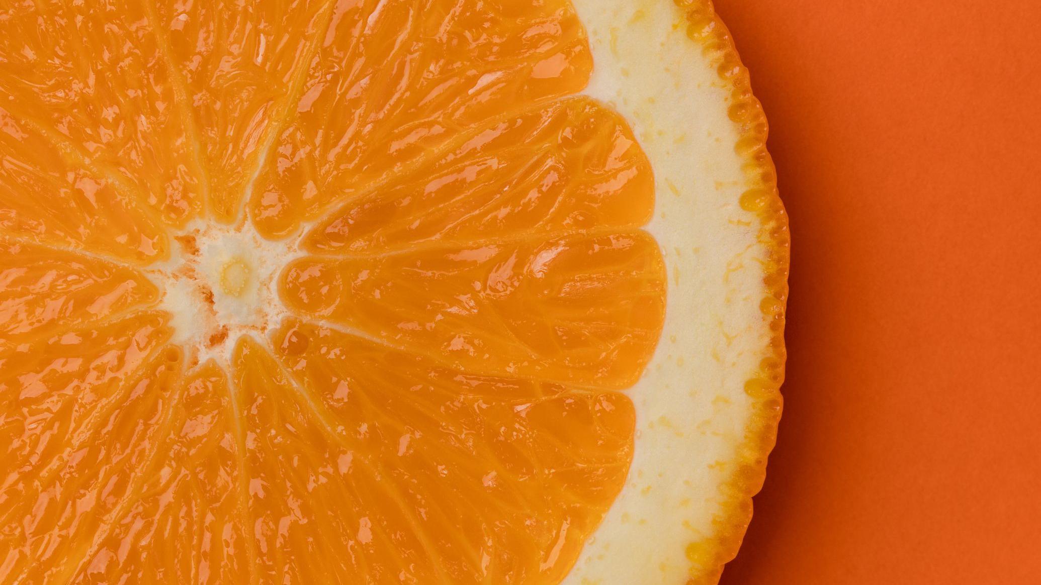 Naranja cortada sobre fondo naranja