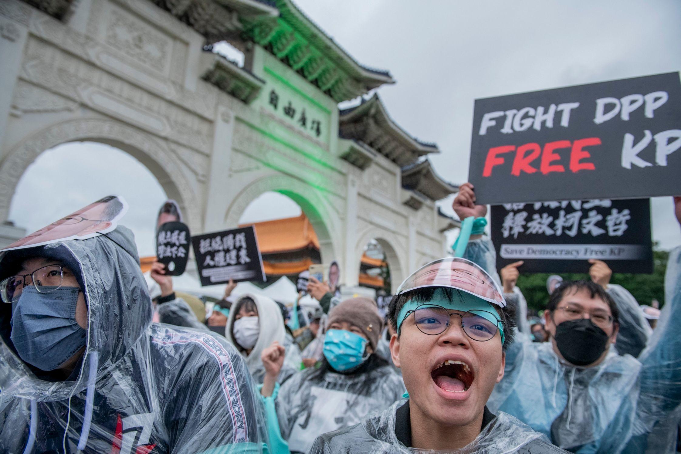 2025年1月，數以千計民眾黨支持者參與集會要求釋放柯文哲。