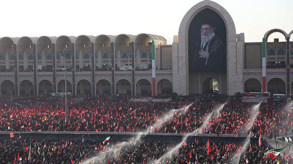 يتجمع المشيعون في "المصلى الكبير" في طهران لإلقاء نظرة الوداع الأخيرة على المرشد الأعلى الإيراني الراحل، آية الله علي خامنئي.