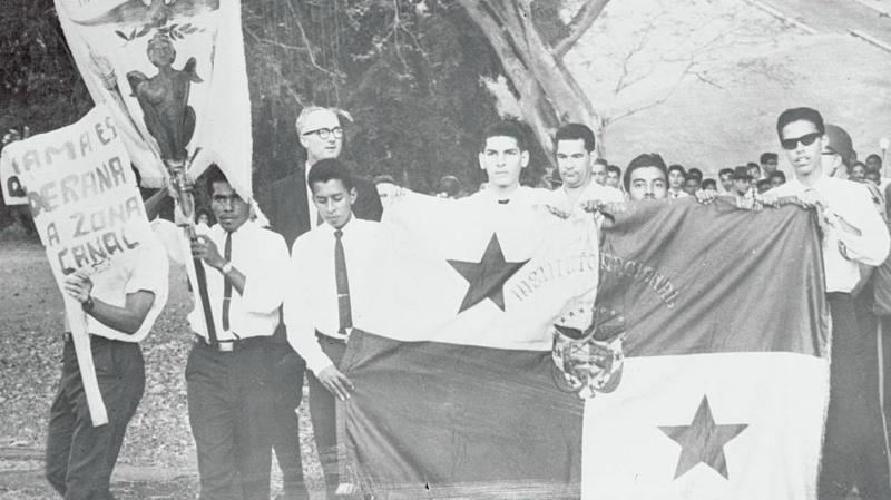 Manifestantes protestam com cartazes e a bandeira do Panamá