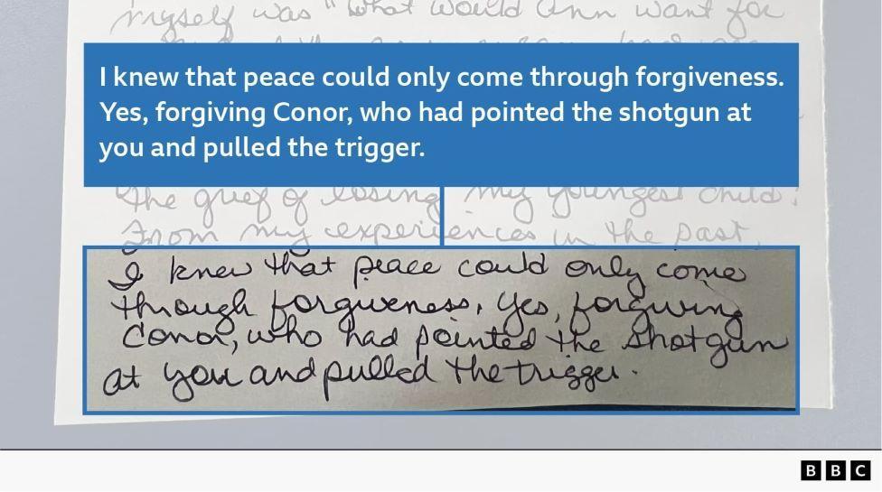 Texto manuscrito que dice: "Sabía que la paz solo podía llegar a través del perdón. Sí, perdonar a Conor, que te apuntó con la escopeta y apretó el gatillo".