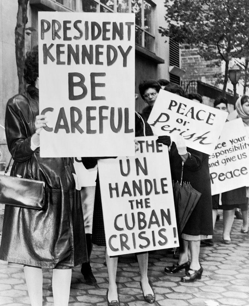 Grupo de mujeres de la Huelga de Mujeres por la Paz sosteniendo carteles relacionados con la crisis de los misiles de Cuba y la paz en Nueva York, en 1962. Eran parte de un grupo más grande de 800 mujeres en huelga por la paz cerca del edificio de Naciones Unidas.