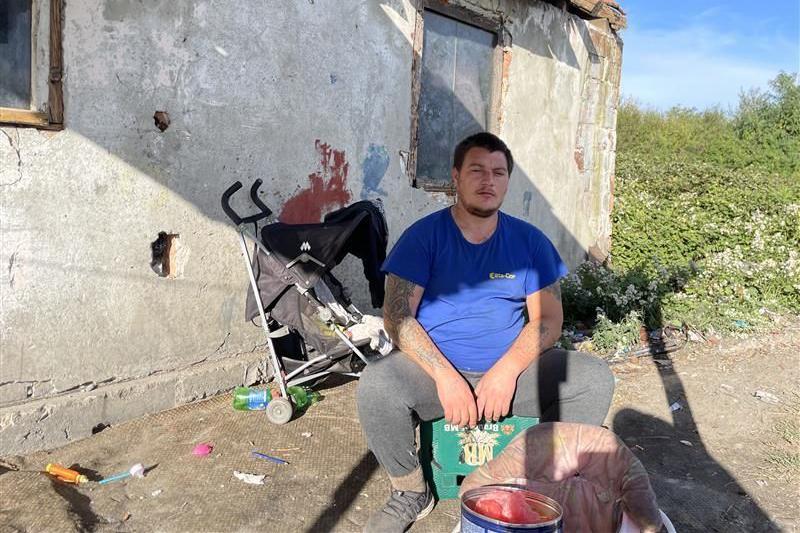 Miloš Nikolić ispred kuće