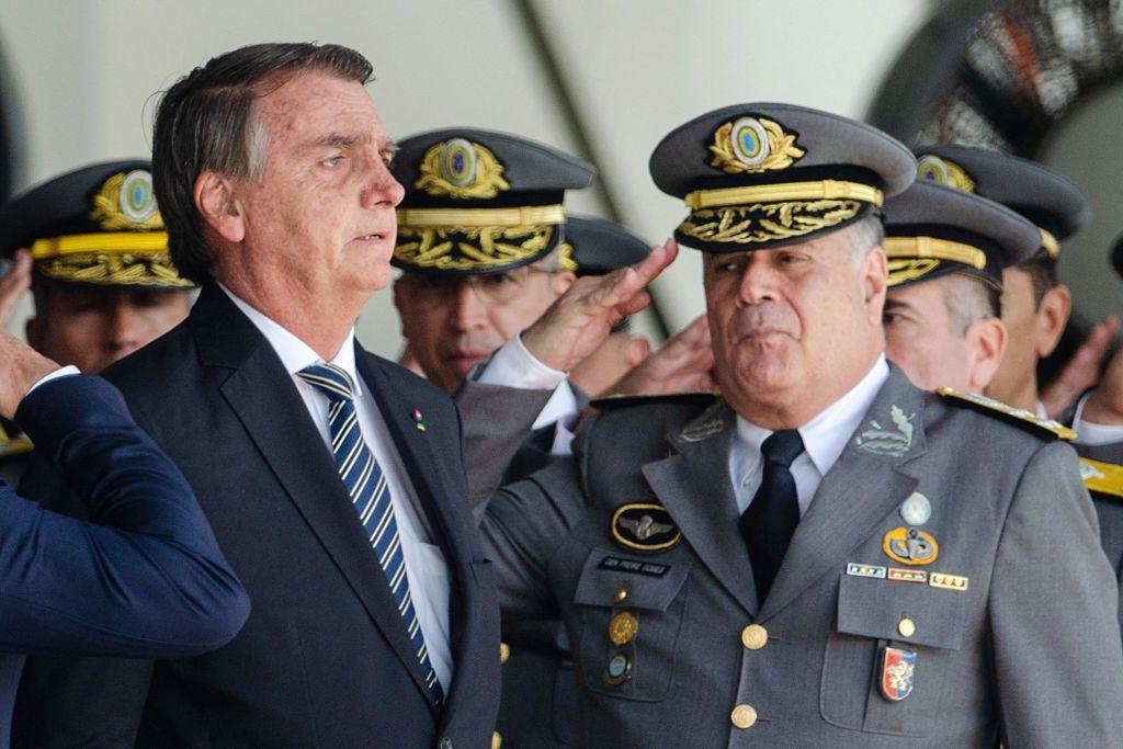 El presidente brasileño, Jair Bolsonaro, junto al comandante del Ejército, Marco Antonio Freire Gomes, en Noviembre de 2022. 