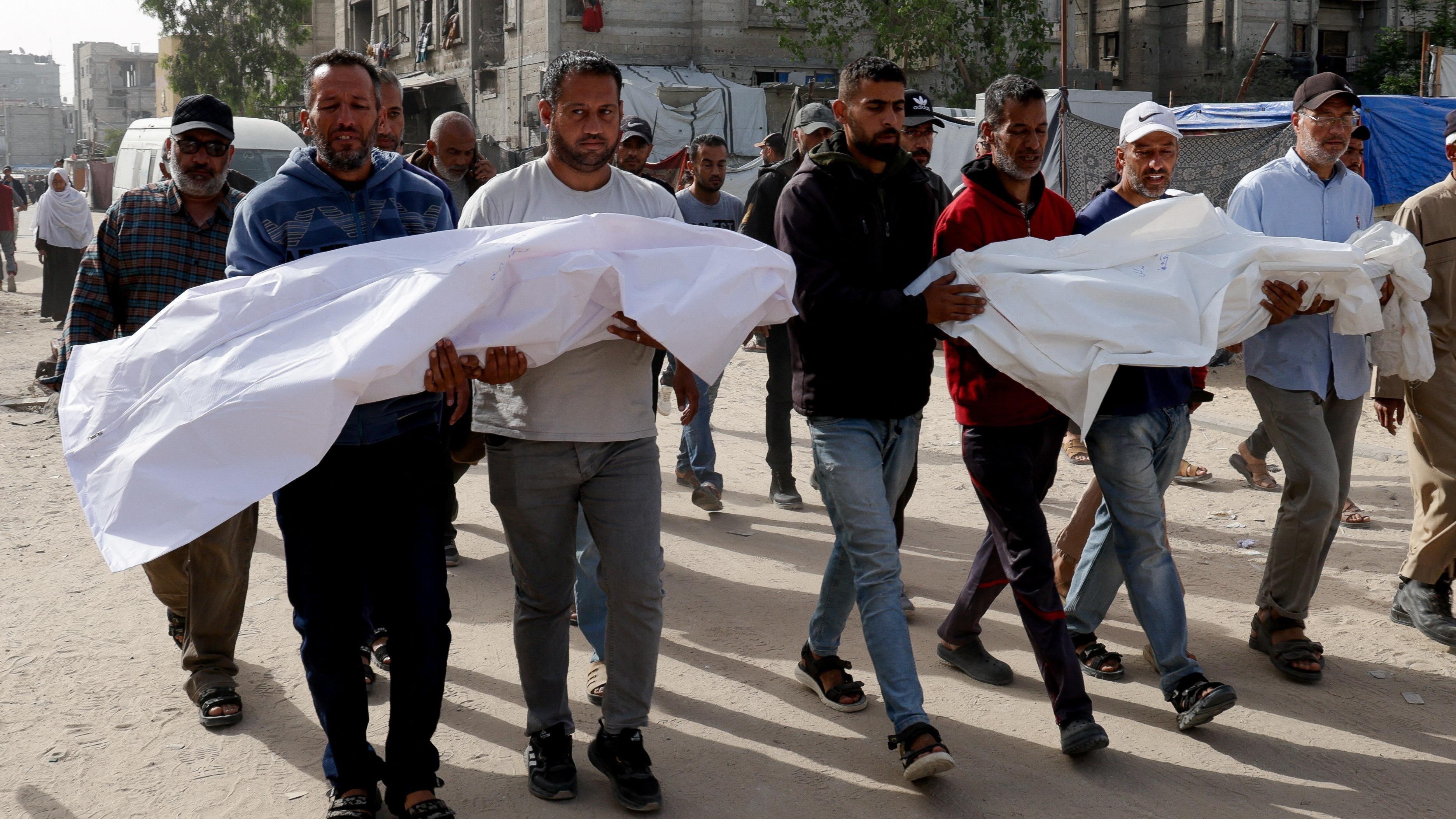 مشيعون يحضرون جنازة فلسطينيين قُتلوا في غارات إسرائيلية، في خان يونس، جنوب قطاع غزة، 30 أبريل/نيسان 2025.
