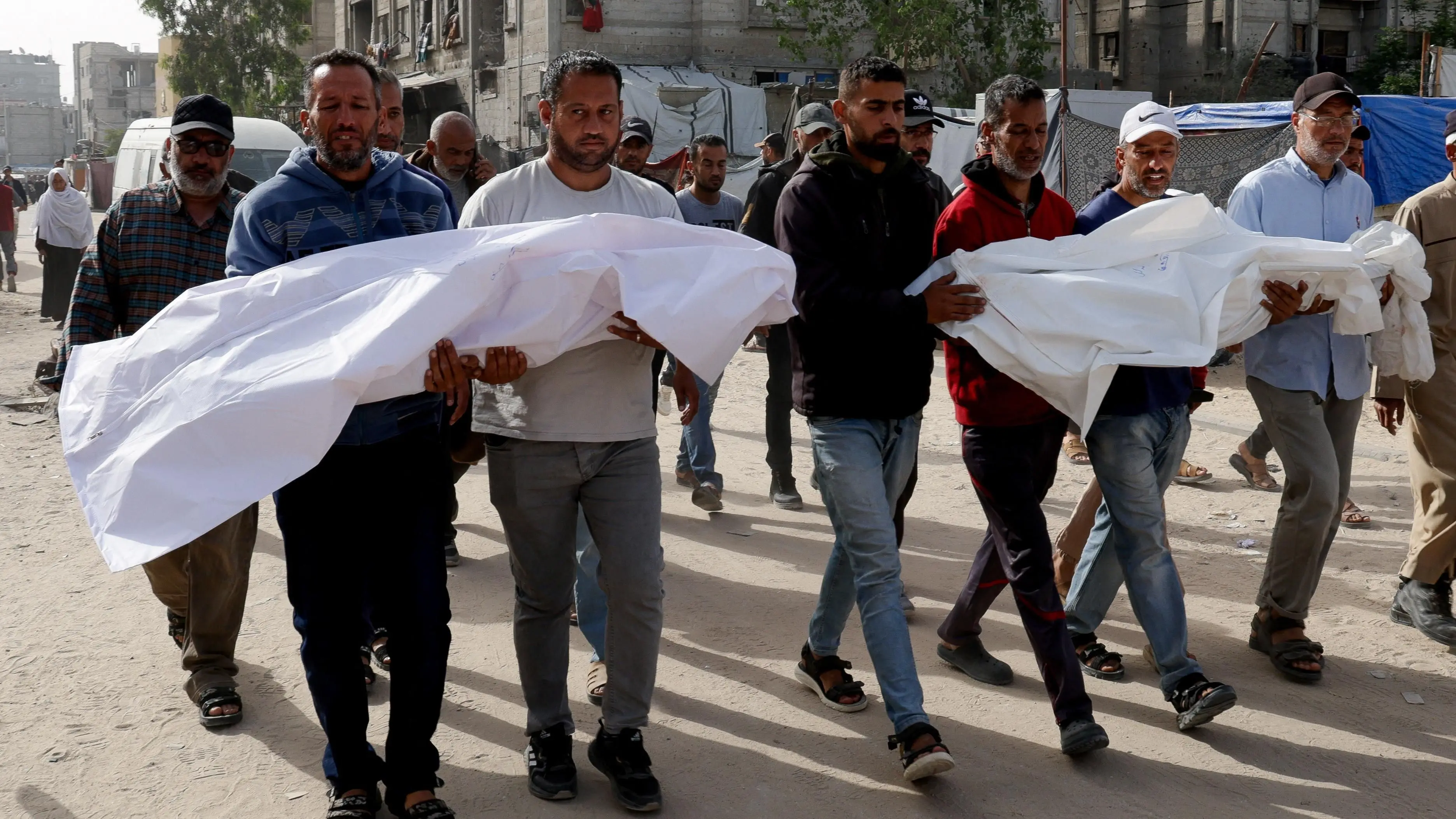 مشيعون يحضرون جنازة فلسطينيين قُتلوا في غارات إسرائيلية، في خان يونس، جنوب قطاع غزة، 30 أبريل/نيسان 2025.