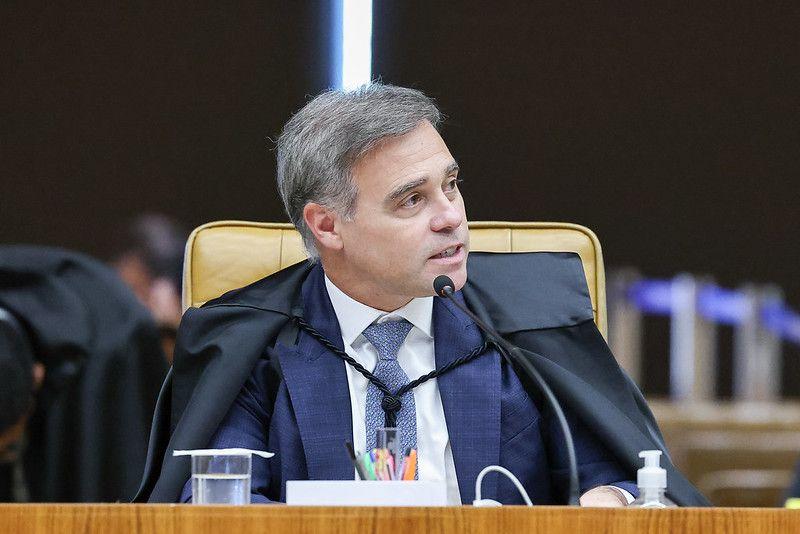 Andr&eacute; Mendon&ccedil;a, de terno e toga de juiz, fala durante sess&atilde;o no plen&aacute;rio do STF