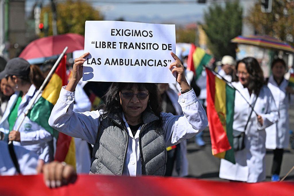 Trabajadores sanitarios salieron a la calle a pedir que se permita el paso de camiones con material hospitalario y de ambulancias.