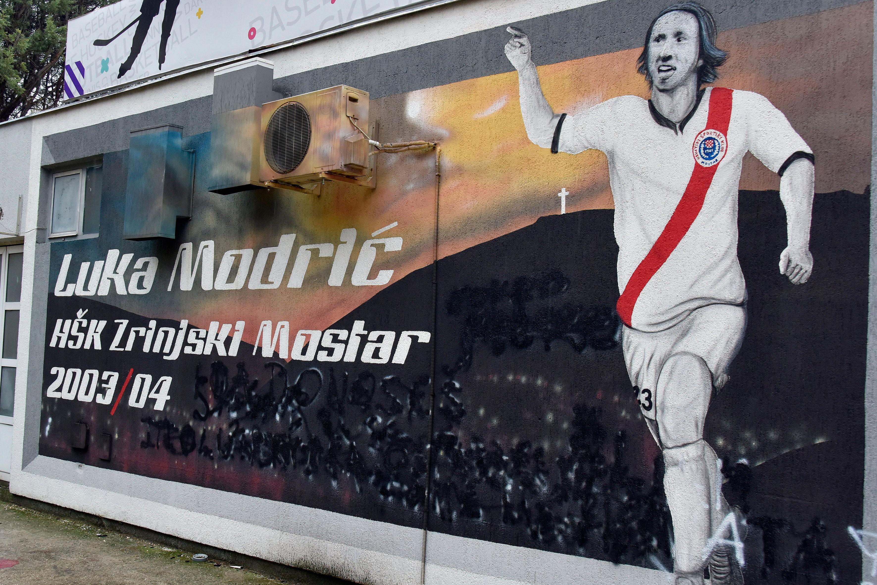 O 'rođenom pobedniku', grčevima i probušenom kostobranu: Rani mostarski radovi Luke Modrića 8 Mural posvećen Luki Modriću u Mostaru