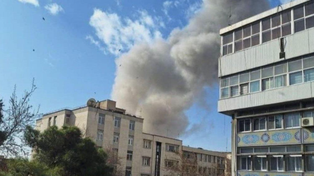 El humo se eleva hacia el cielo de Teherán después de que Israel iniciara ataques contra Irán.