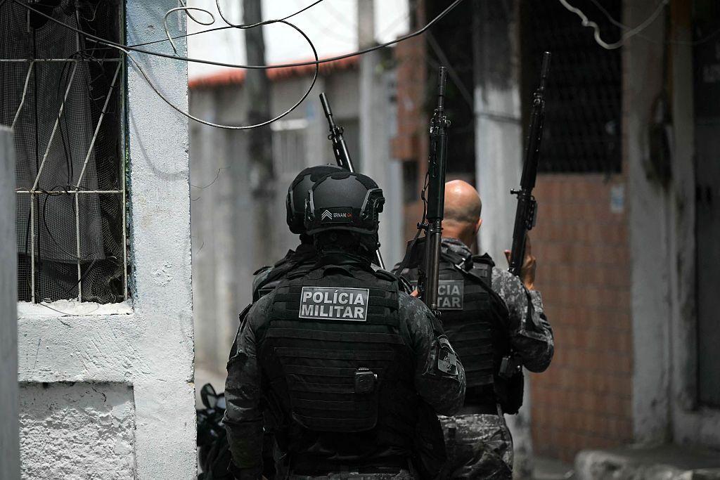 Dois policiais militares uniformizados e armados fazem incursão em favela no Rio de Janeiro