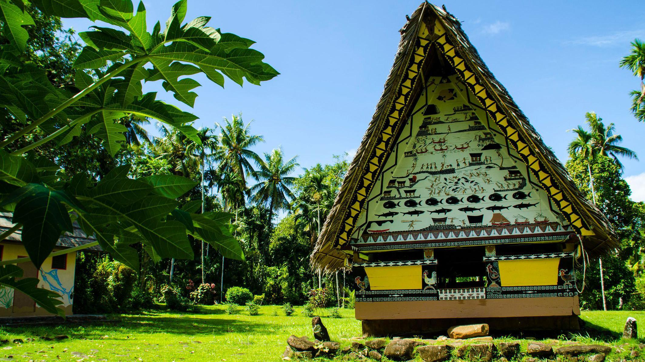 Un edificio tradicional en Palaos con las estructuras principalmente de madera (tablas) y techo muy empinado de paja o palma para facilitar el escurrimiento de la lluvia y permitir ventilación.