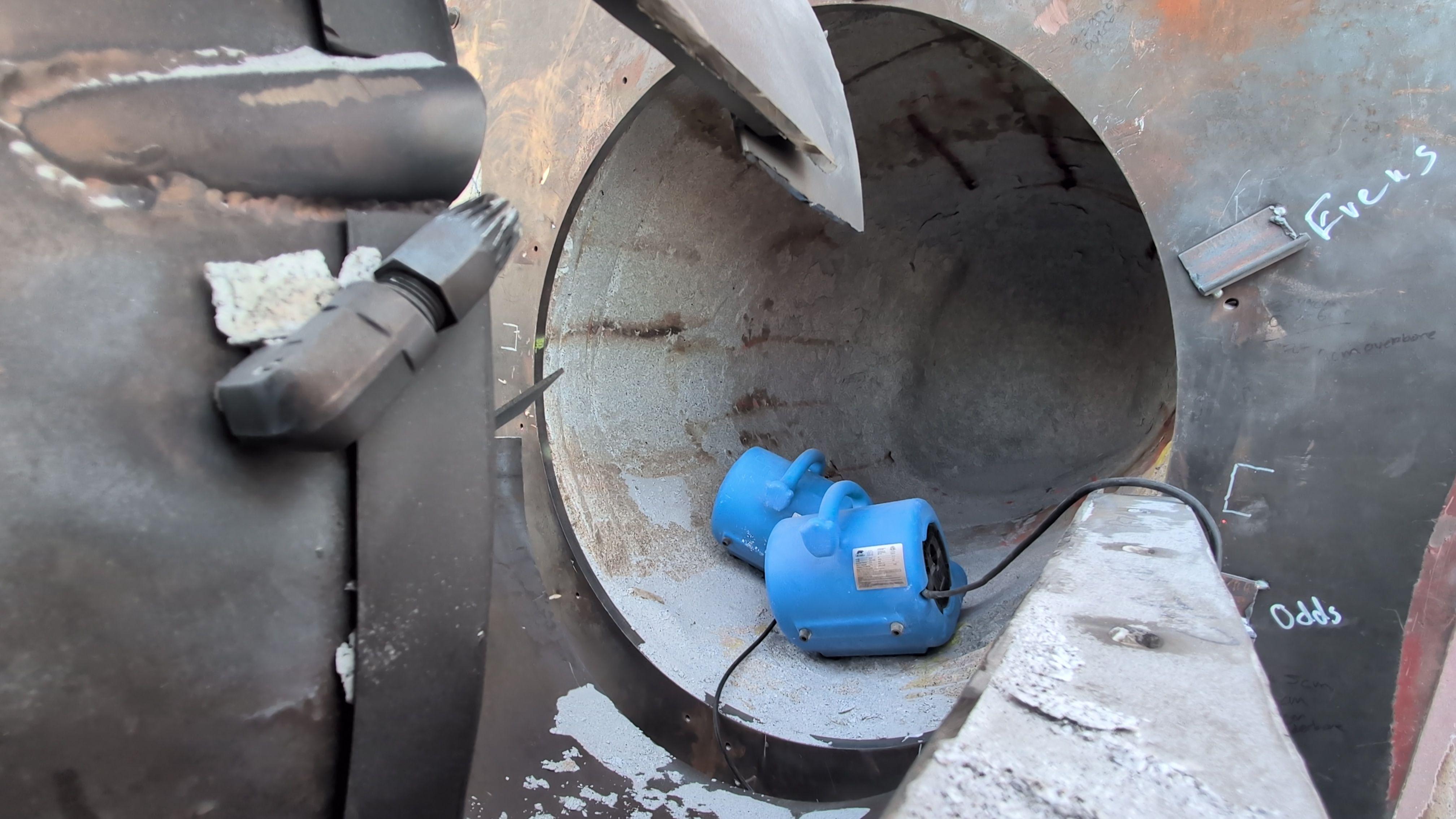Un túnel de cuatro a cinco pies de diámetro formado en roca sólida por la máquina perforadora de Earthgrid.