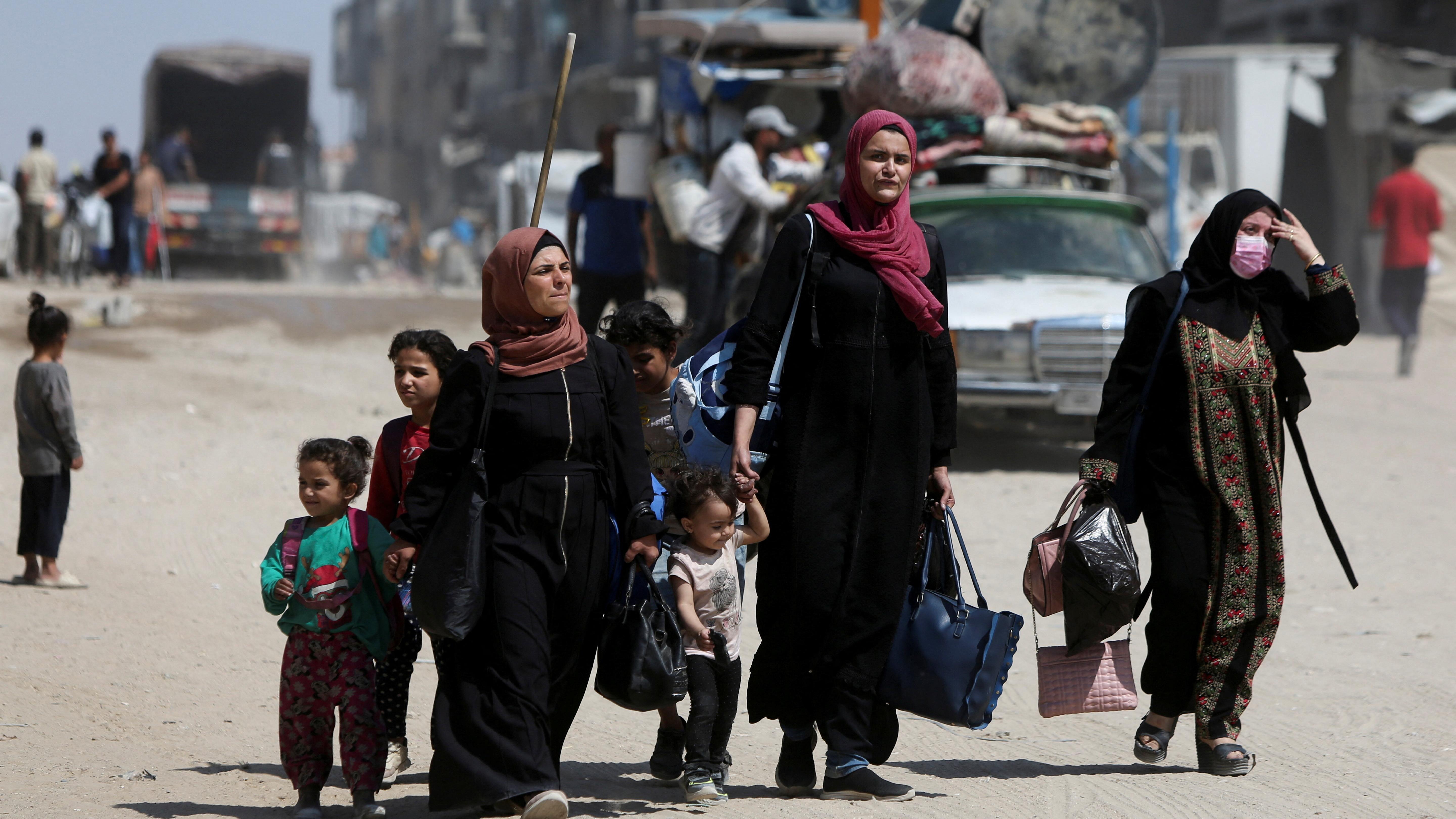 مقتل 4 جنود إسرائيليين في انفجار مبنى مفخخ في غزة، وإغلاق مراكز التوزيع التابعة لمؤسسة غزة الإنسانية "حتى إشعار آخر" 1 صورة تظهر عائلة فلسطينية نازحة عقب إصدار الجيش الإسرائيلي أوامر إخلاء في خان يونس جنوبي القطاع.