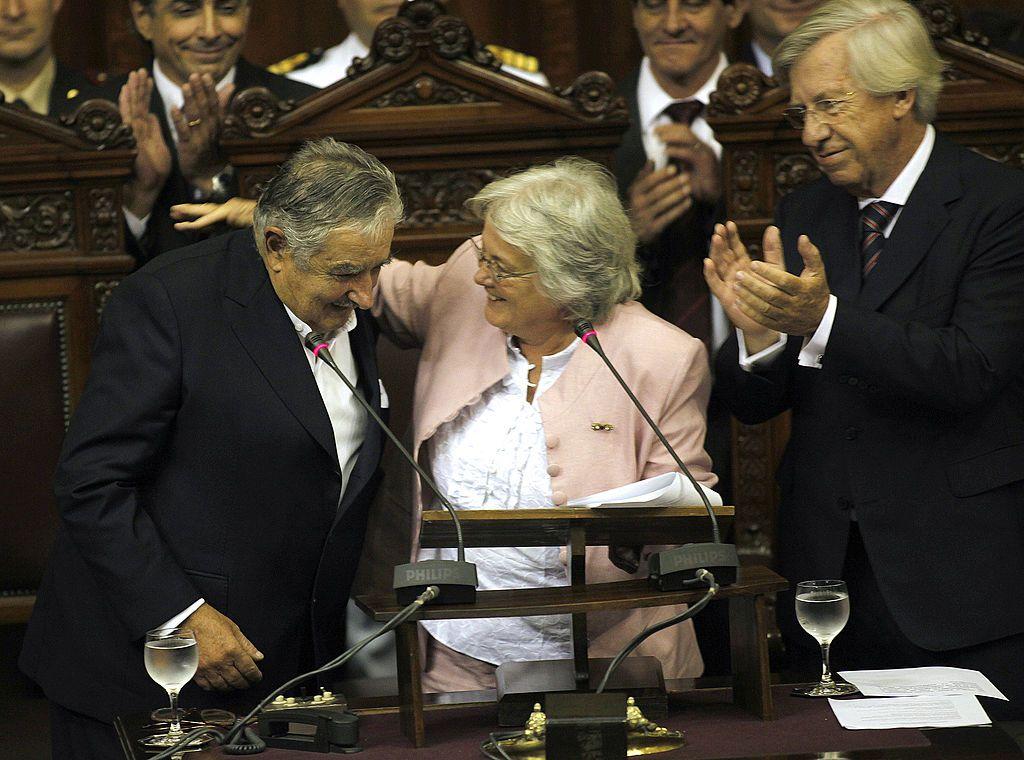 Lucía Topolansky saluda a josé Mujica al tomarle juramento como presidente en 201 dentro del Palacio Legislativo uruguayo.