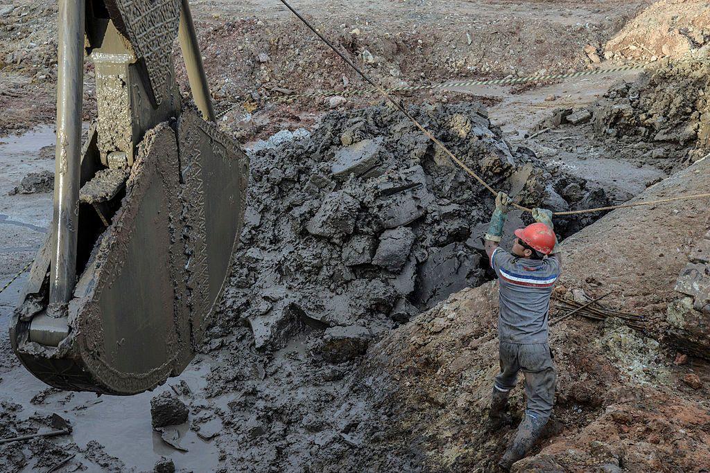 Oper&aacute;rio maneja m&aacute;quina em canteiro de obra