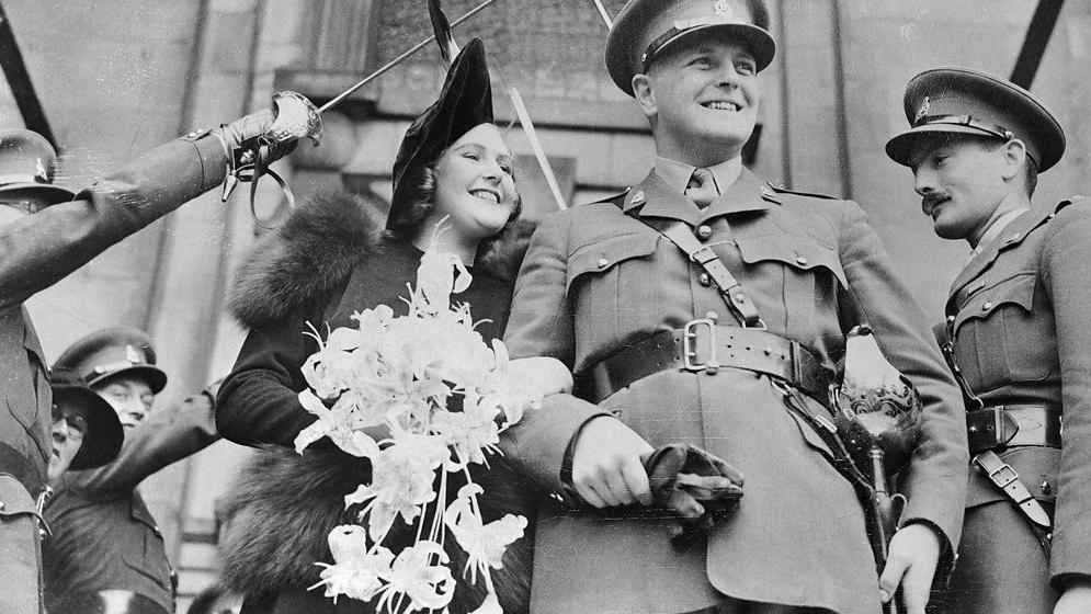 باميلا (وسط الصورة) وراندولف تشرشل (الثاني على اليمين)