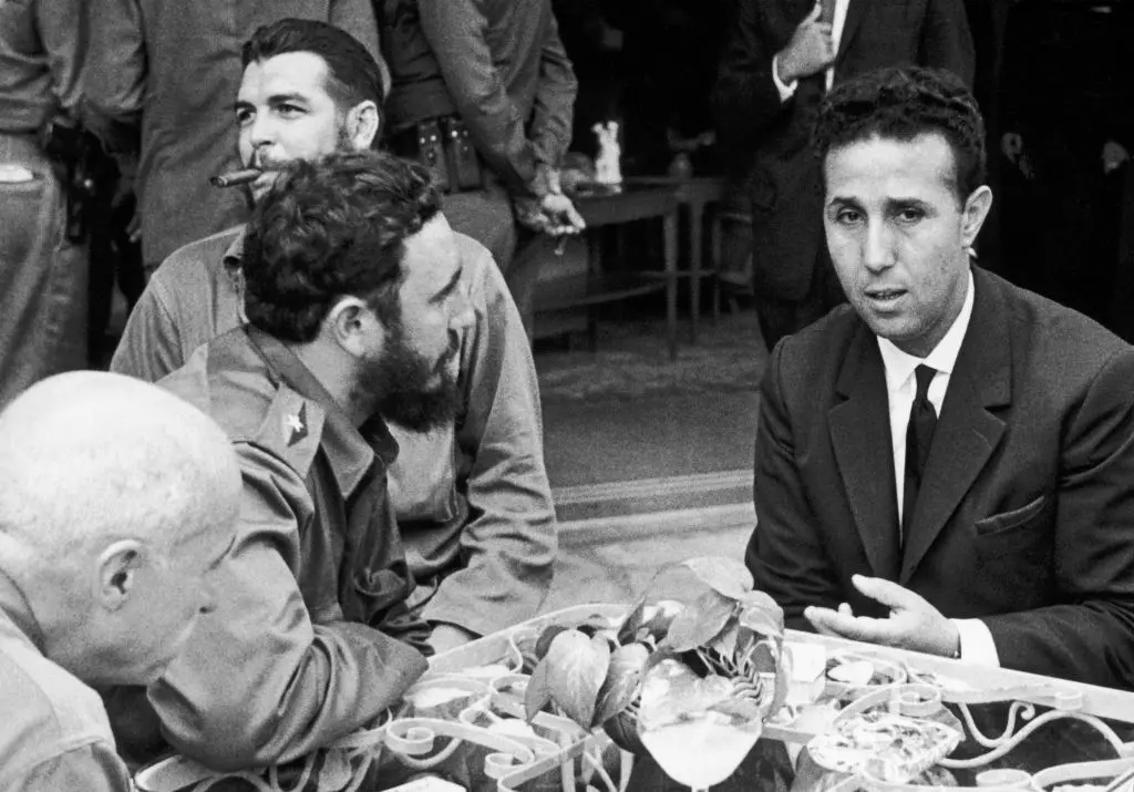 أحمد بن بلة حل ضيفا على فيدل كاسترو وتشي غيفارا في هافانا في 16 أكتوبر 1962