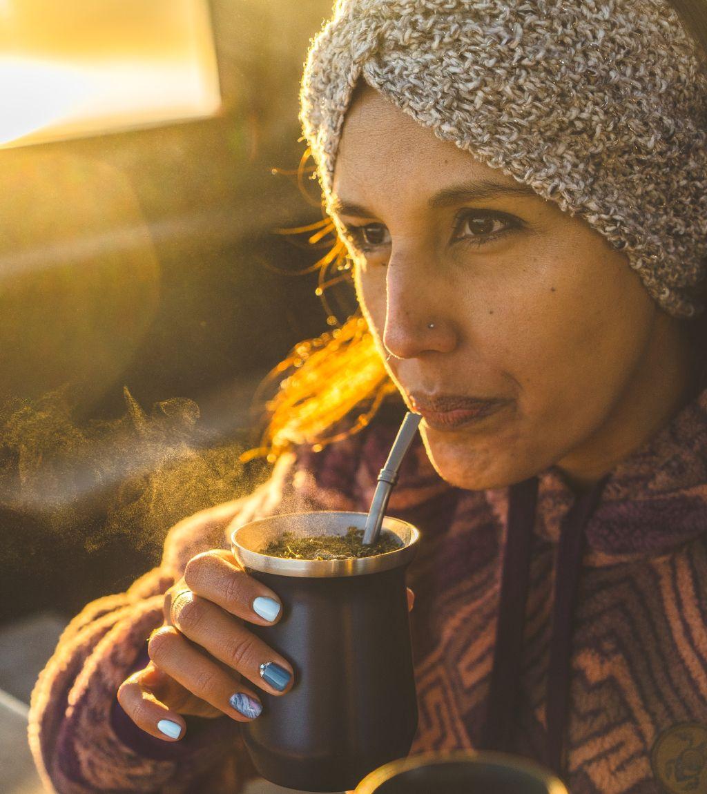 Bárbara tomando mate