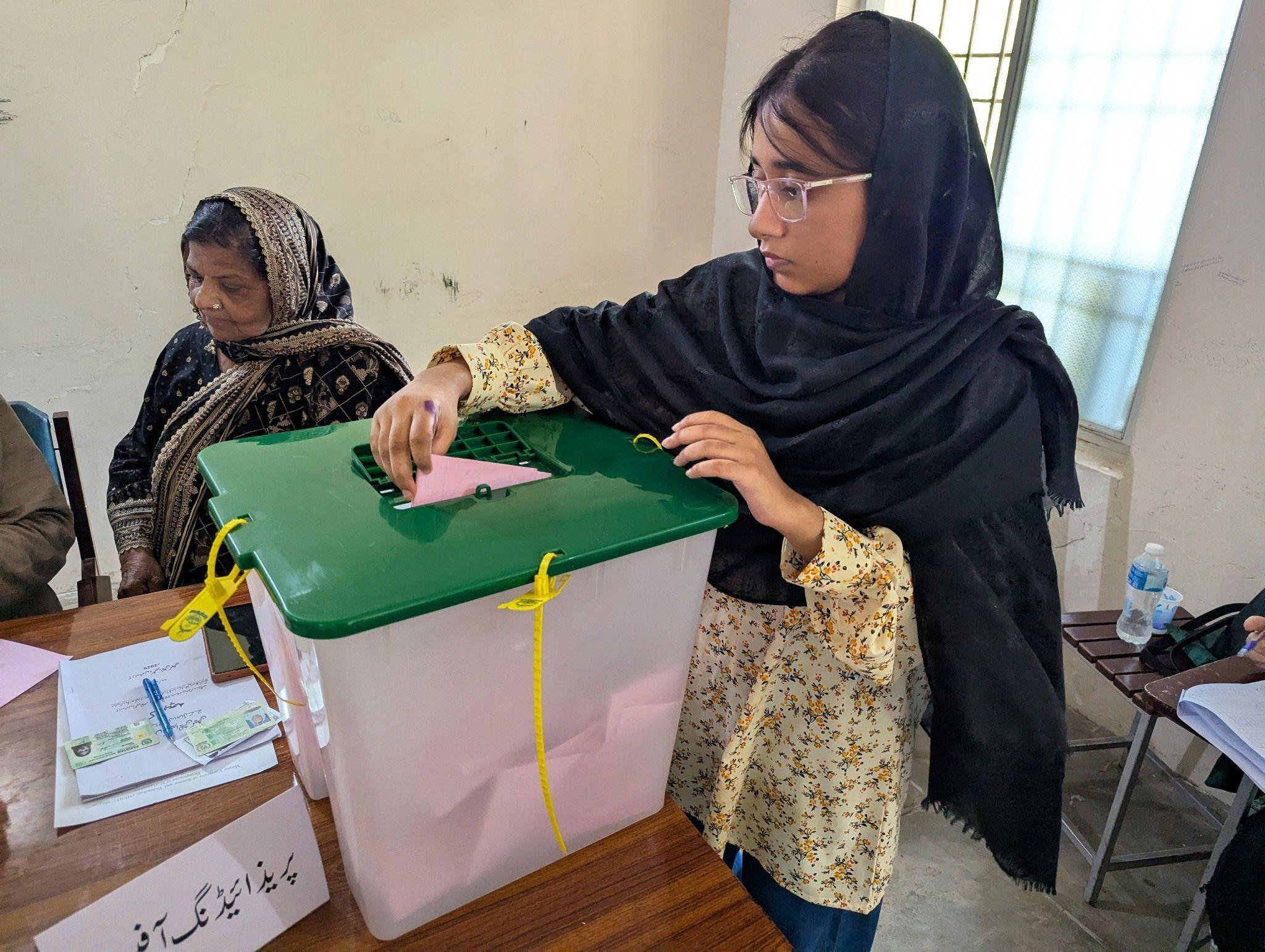 جموں کشمیر عوامی مشترکہ ایکشن کمیٹی (JAAC) کی جانب سے مسلسل بائیکاٹ اور احتجاج کے باوجود خطے میں عام انتخابات کے پہلے مرحلے کی پولنگ سخت سکیورٹی انتظامات کے تحت شروع ہوئی۔