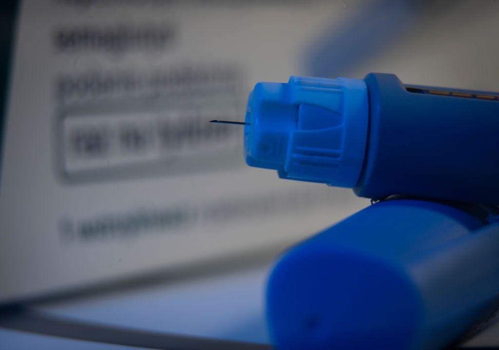 Una inyección de semaglutida, frente a una caja de medicamentos fuera de foco