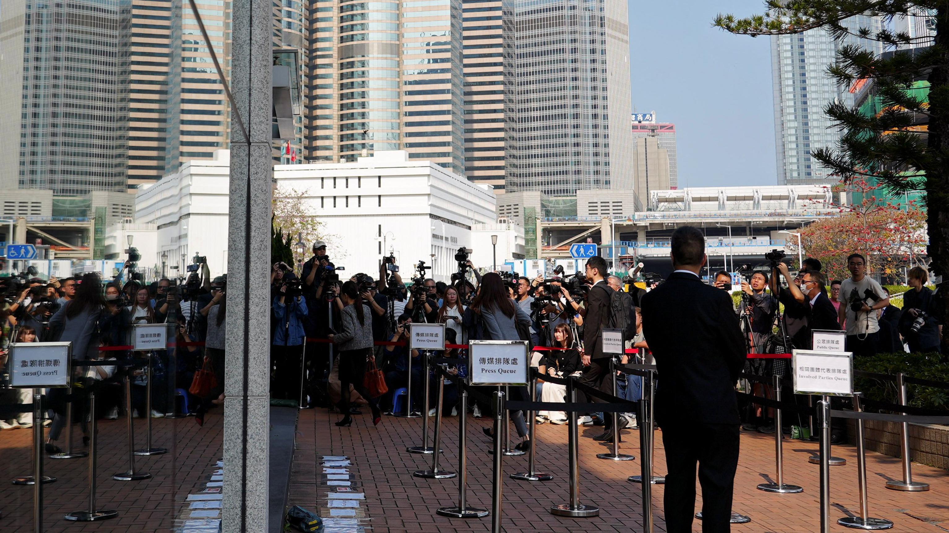 2026年3月19日，在中國香港，人們抵達位於大埔宏福苑的獨立委員會舉行證據聽證會的地點，該聽證會旨在調查去年11月發生的造成多人死亡的火災。