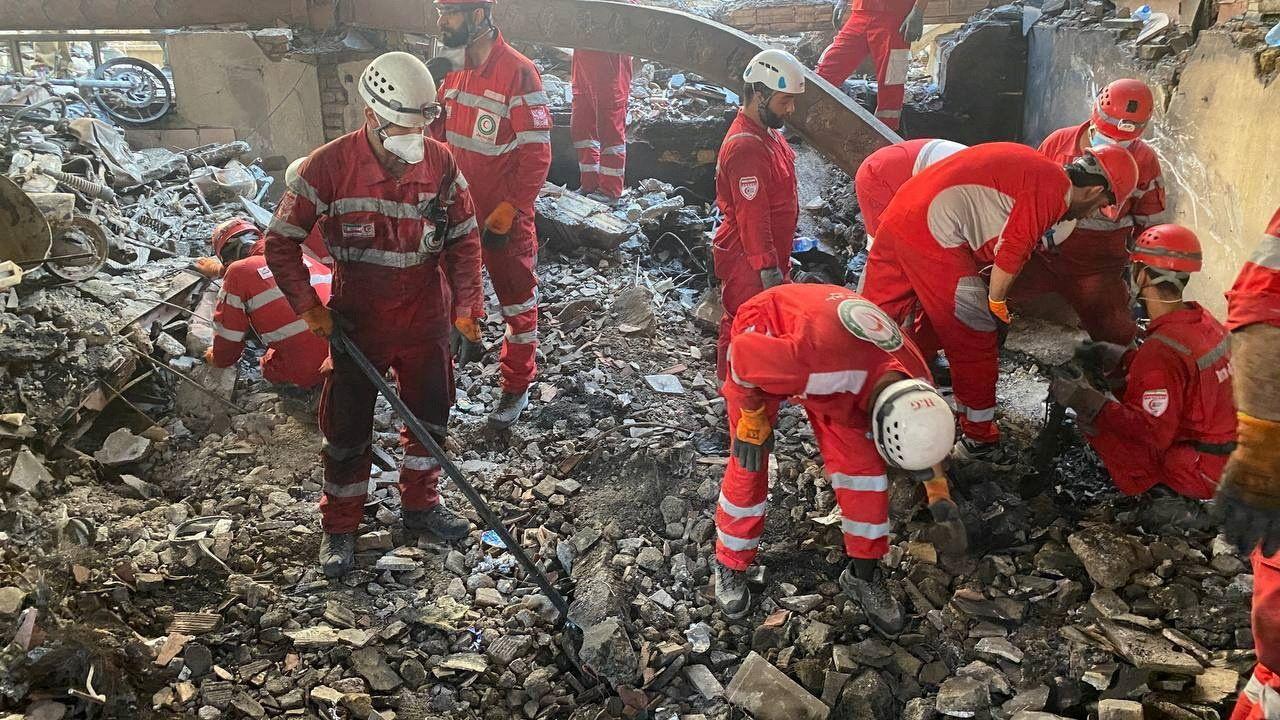 Equipe da Crescente Vermelha em, escombros em Teerã