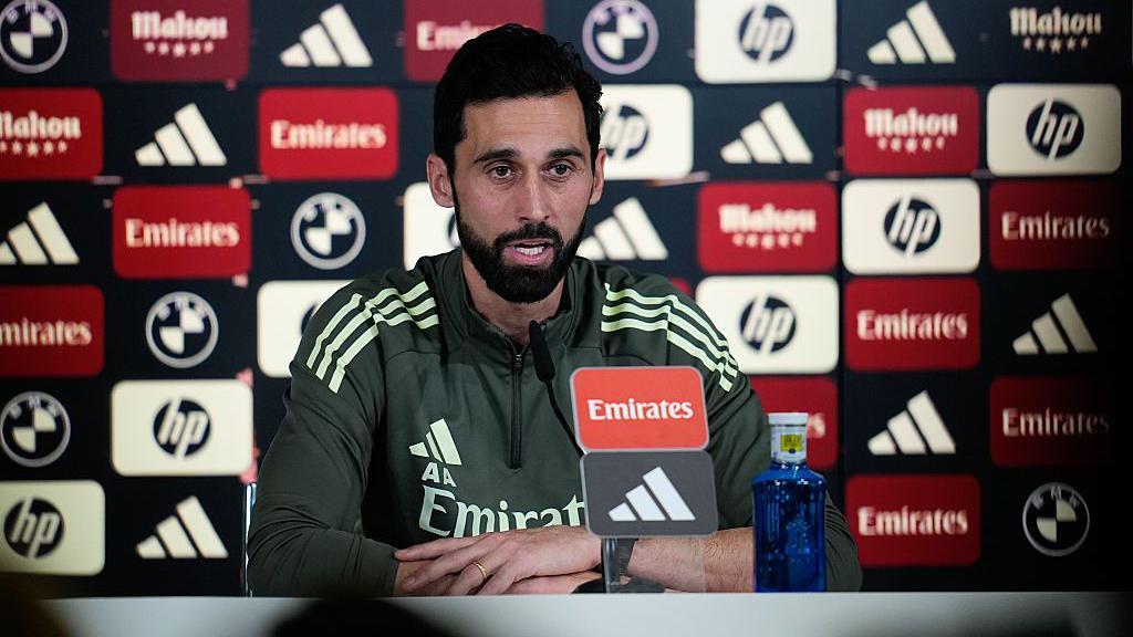 ألفارو أربيلوا المدرب الإسباني الجديد لريال مدريد بسترة خضراء داكنة في مؤتمر صحافي