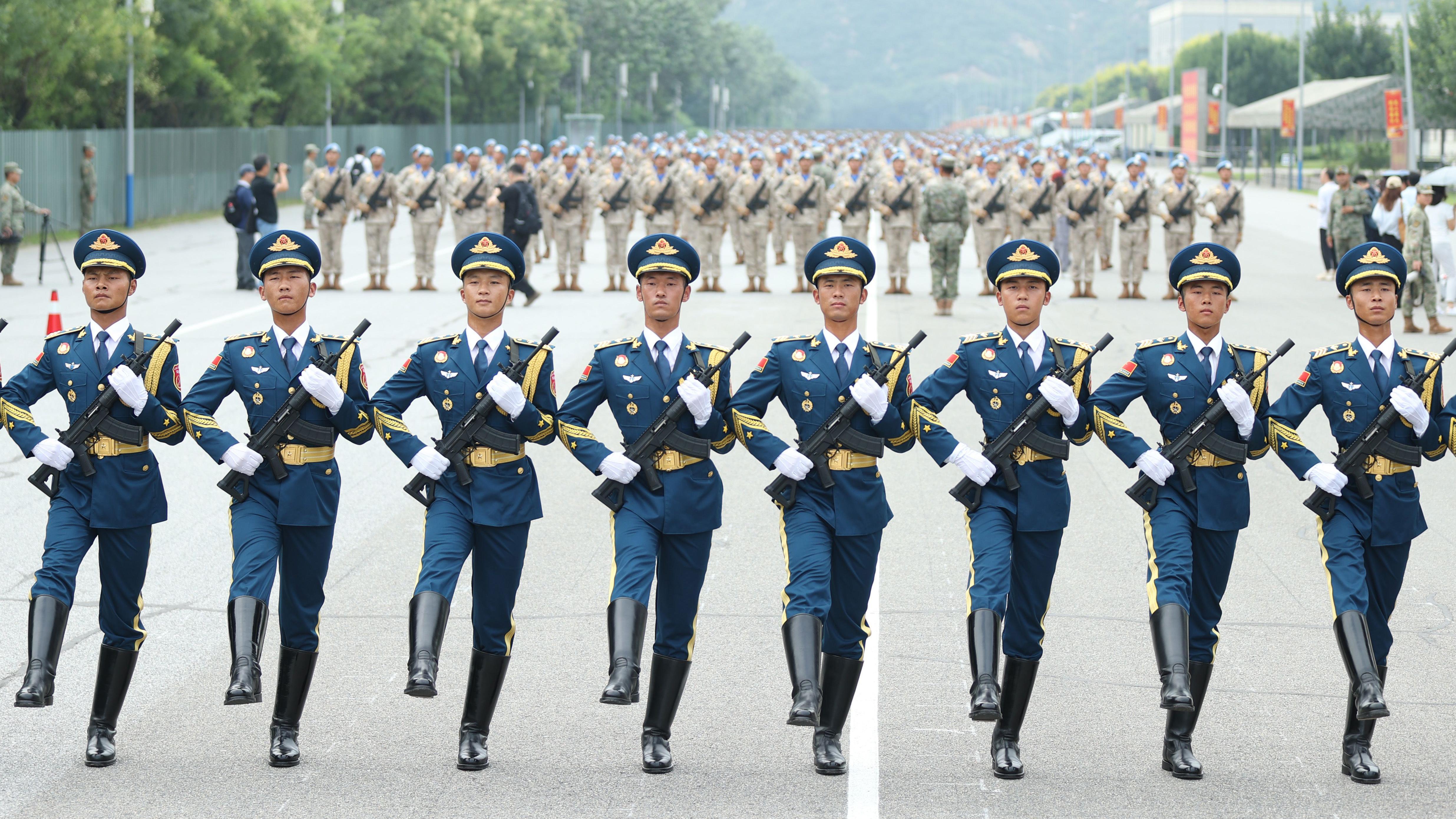 身穿綠色制服的中國解放軍空軍士兵在北京集訓點參與9月3日閱兵訓練（中新社21/8/2025發放圖片）