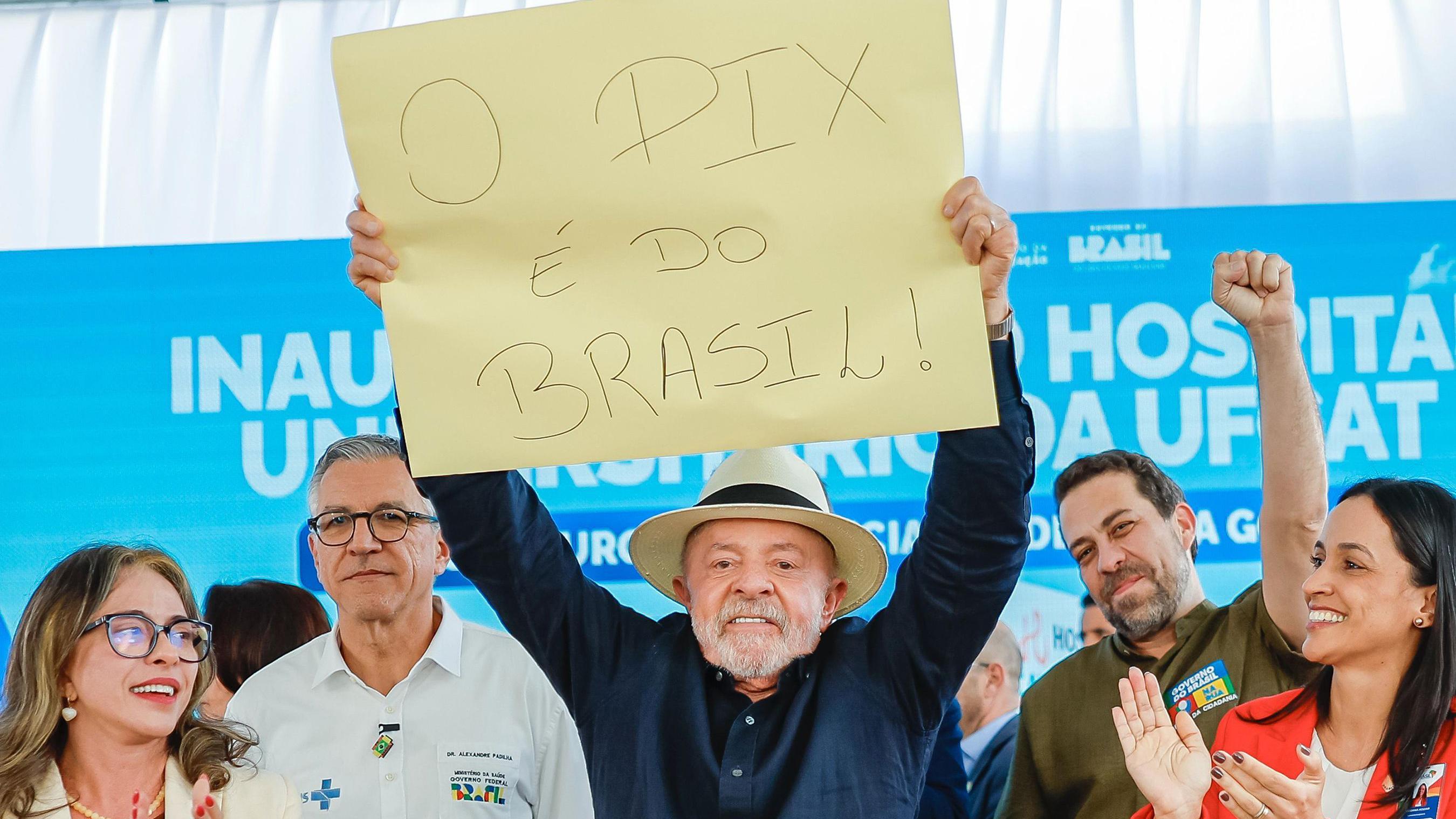 Lula con un cartel que dice "¡Pix es de Brasil!"