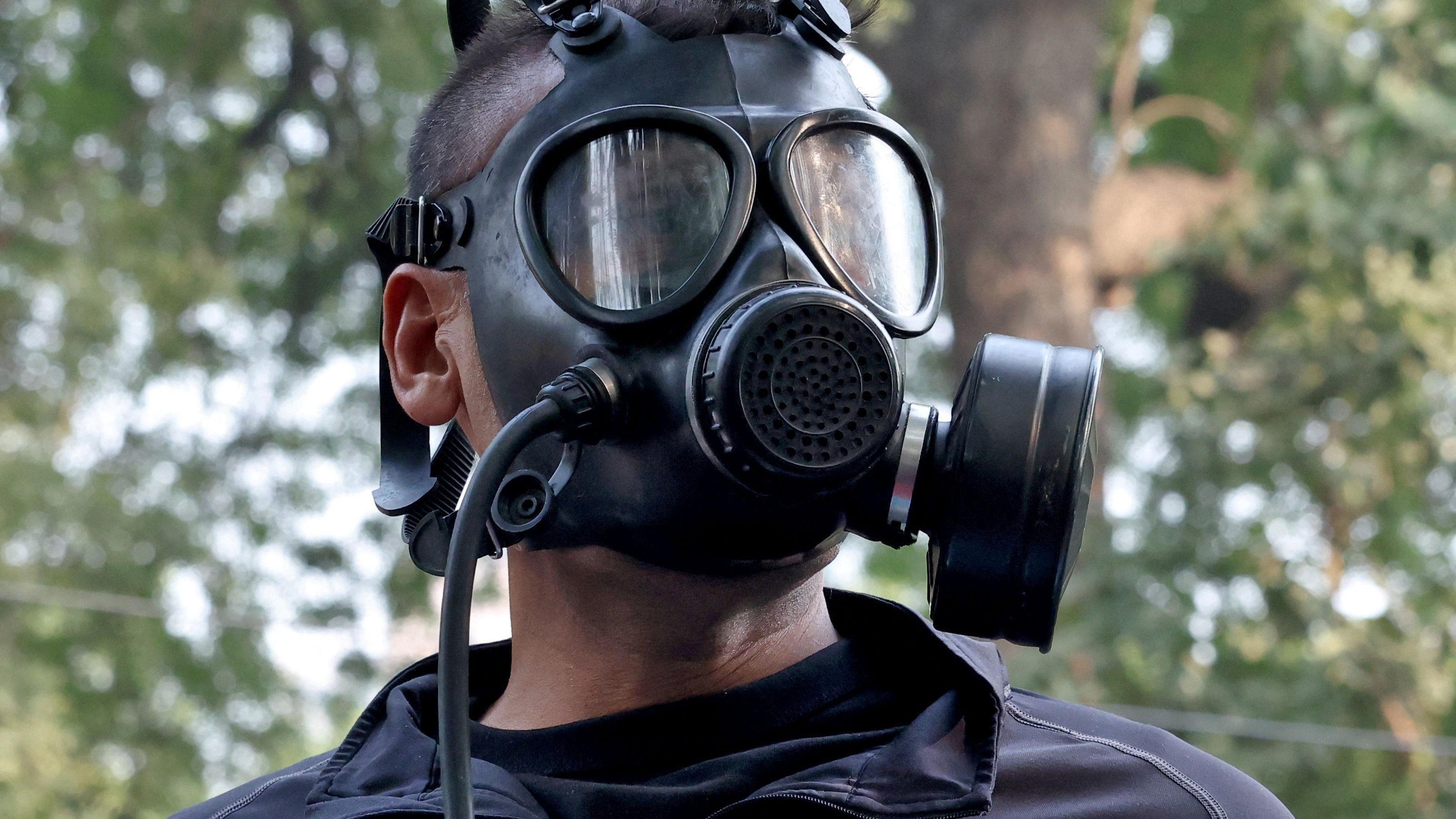 Muškarac sa gas maskom na licu