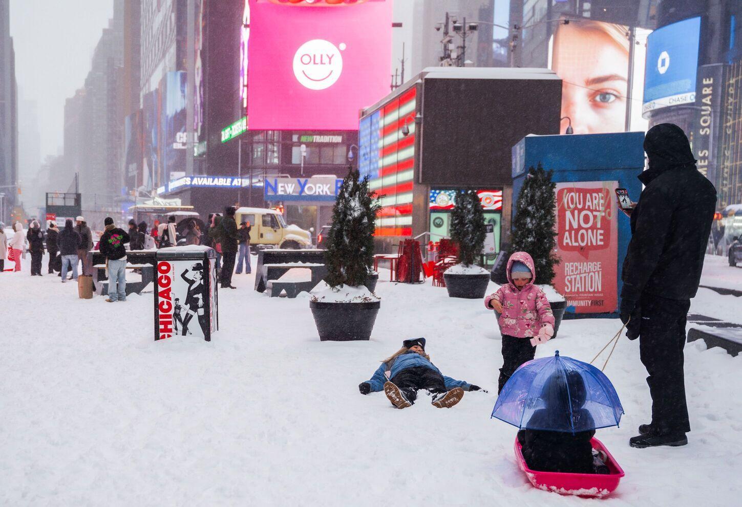 deca uživaju na snegu u njujorku