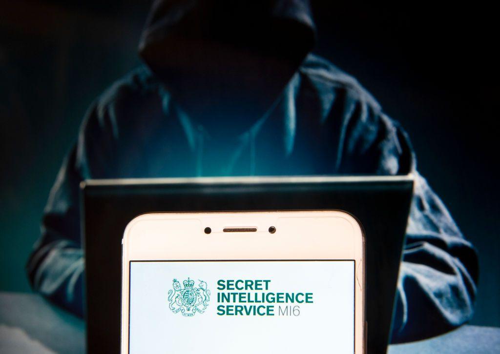 Ilustración de un hacker detrás de un letro del MI6