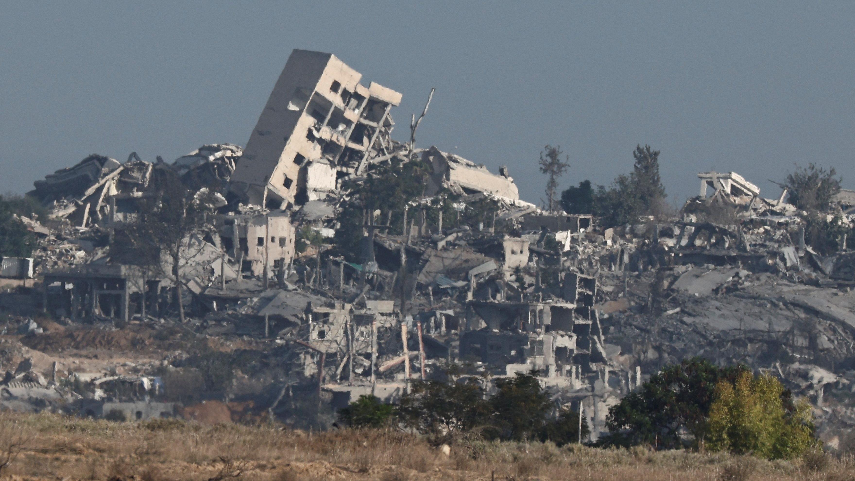 مبانٍ مدمرة في غزة، كما تظهر من الجانب الإسرائيلي للحدود بين إسرائيل وغزة، في إسرائيل، 21 سبتمبر/أيلول 2025.